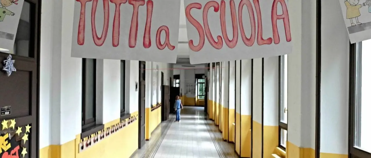 Scuola, in Calabria si torna sui banchi il 16 settembre ma senza cellullari. Il Forum delle famiglie: «Iniziare a ottobre? Non se ne parla». Le date di vacanze e ponti