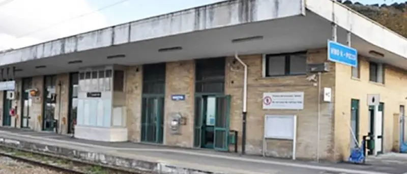Biglietteria alla Stazione di Vibo-Pizzo soppressa, la Ferro interroga il ministro