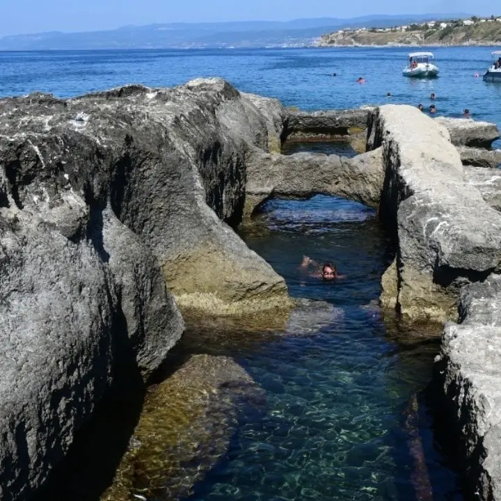 Lo Scoglio della Galea a Briatico “misura” il livello del mare da 2000 anni: la ricerca tra archeologia, ambiente e leggende