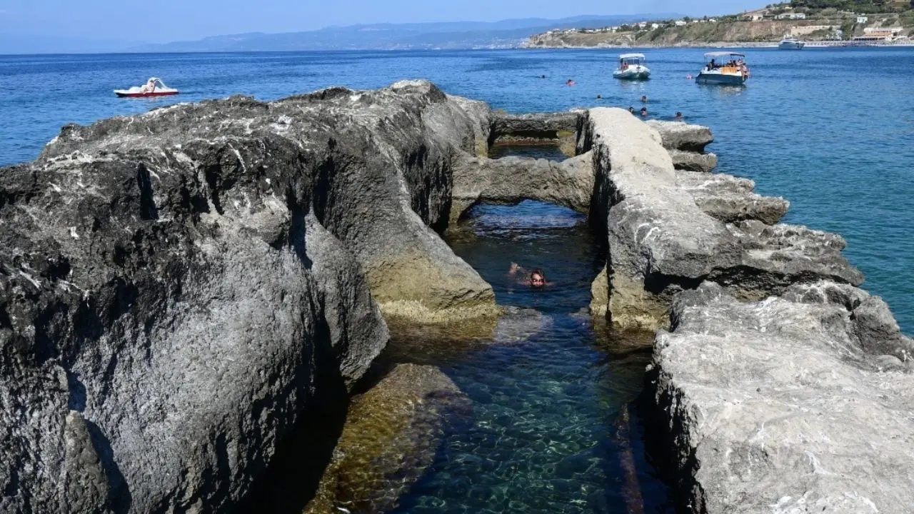 Lo Scoglio della Galea a Briatico “misura” il livello del mare da 2000 anni: la ricerca tra archeologia, ambiente e leggende