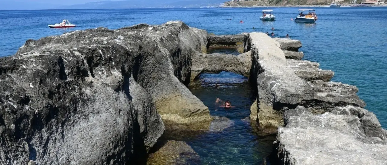 Lo Scoglio della Galea a Briatico “misura” il livello del mare da 2000 anni: la ricerca tra archeologia, ambiente e leggende