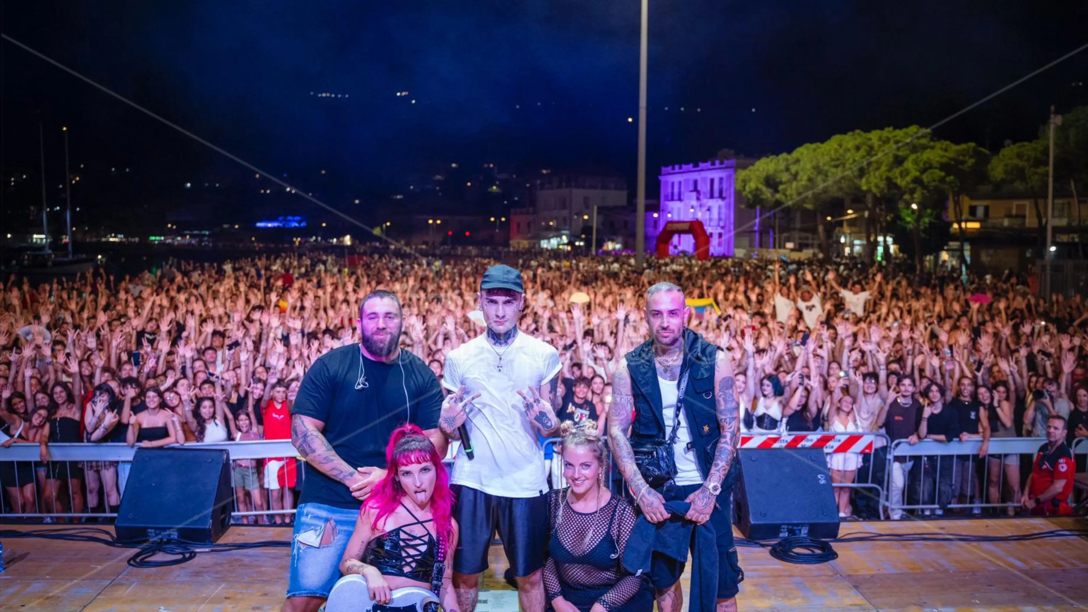 Vibo Marina sorprende anche Rosa Chemical: «Dio mio, ma quanti siete?». Migliaia di persone per Una notte da sogno - VIDEO