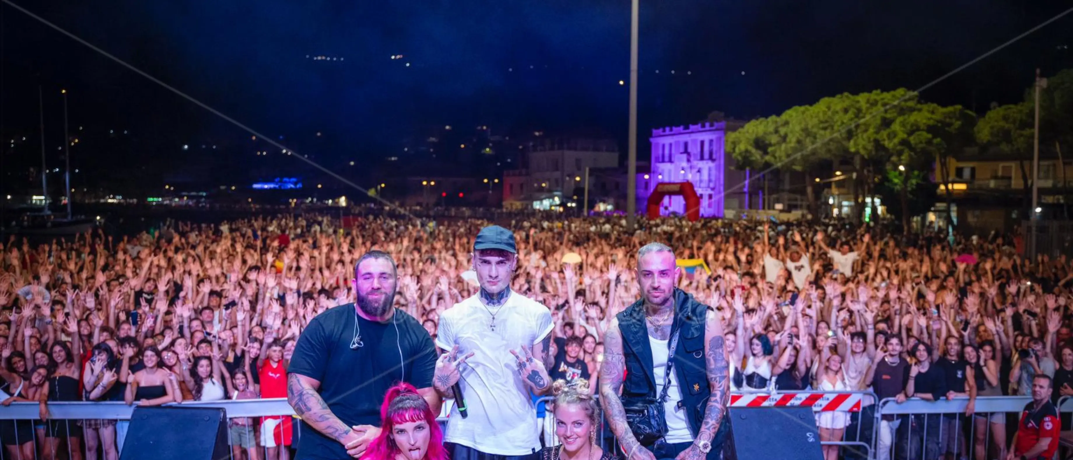 Vibo Marina sorprende anche Rosa Chemical: «Dio mio, ma quanti siete?». Migliaia di persone per Una notte da sogno - VIDEO