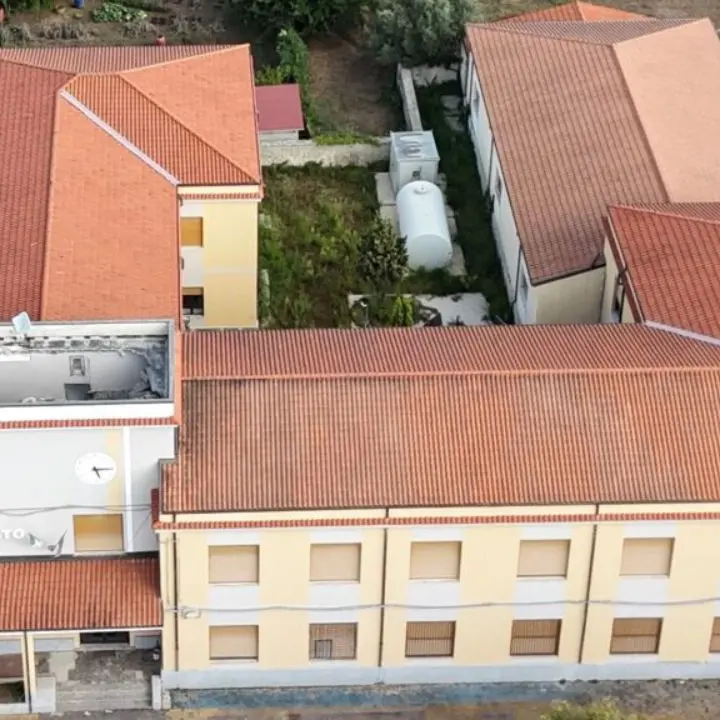Mileto, la minoranza incalza il sindaco dopo il crollo del tetto della scuola Morabito: «Dove andranno gli alunni?»