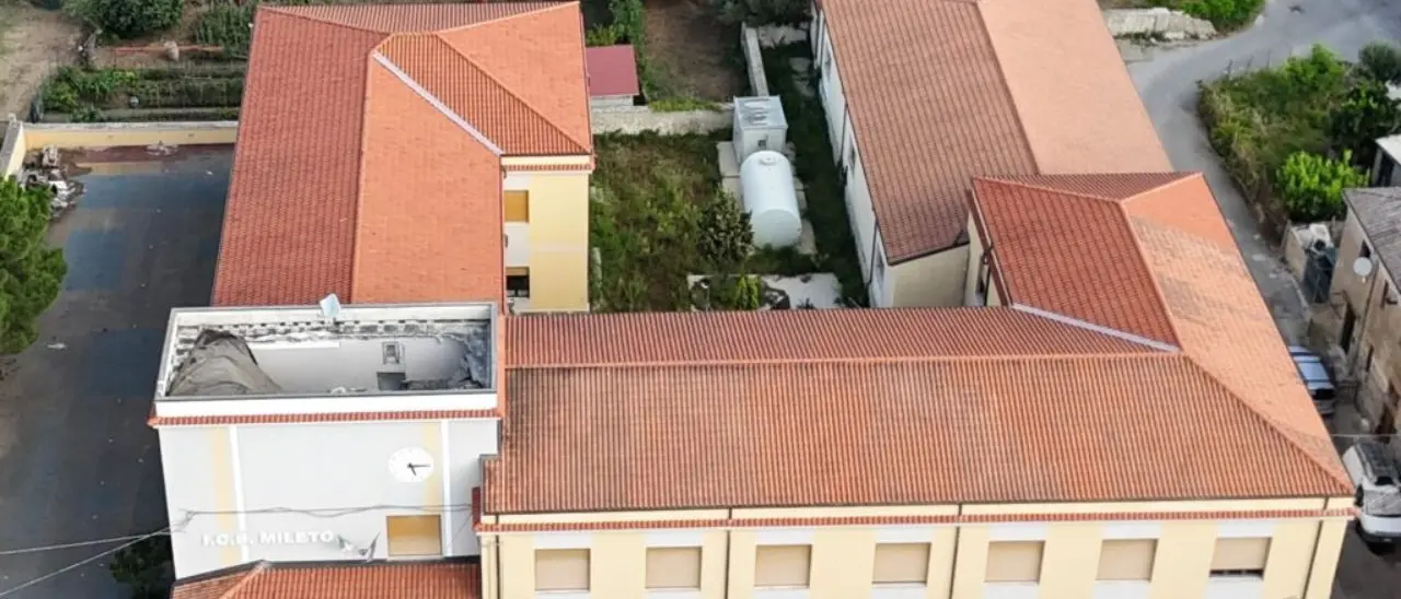 Mileto, la minoranza incalza il sindaco dopo il crollo del tetto della scuola Morabito: «Dove andranno gli alunni?»