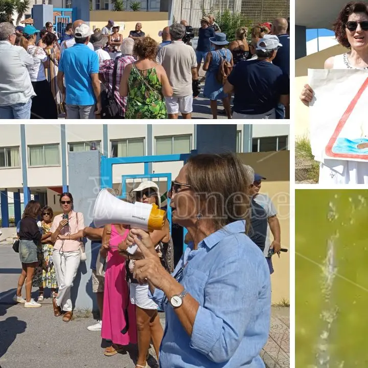 Mare verde, a Pizzo la protesta scende in strada: «Estate rovinata e turisti in fuga, chi inquina deve andare in galera» - VIDEO