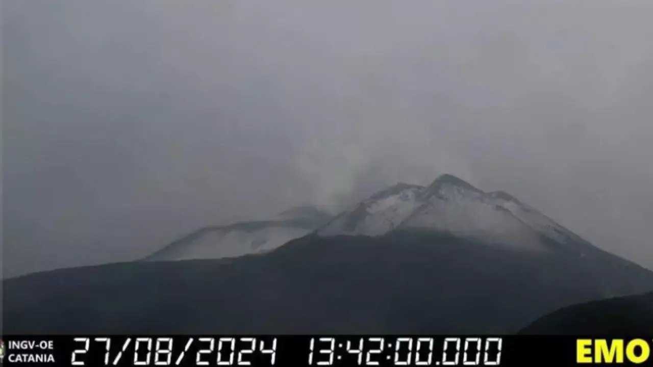 Neve e freddo sull'Etna mentre a Catania il termometro segna 30 gradi