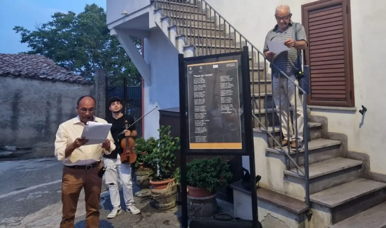 Mileto, a Comparni sorprende la magica atmosfera di musica e poesia con i “Vicoli narranti” -Foto