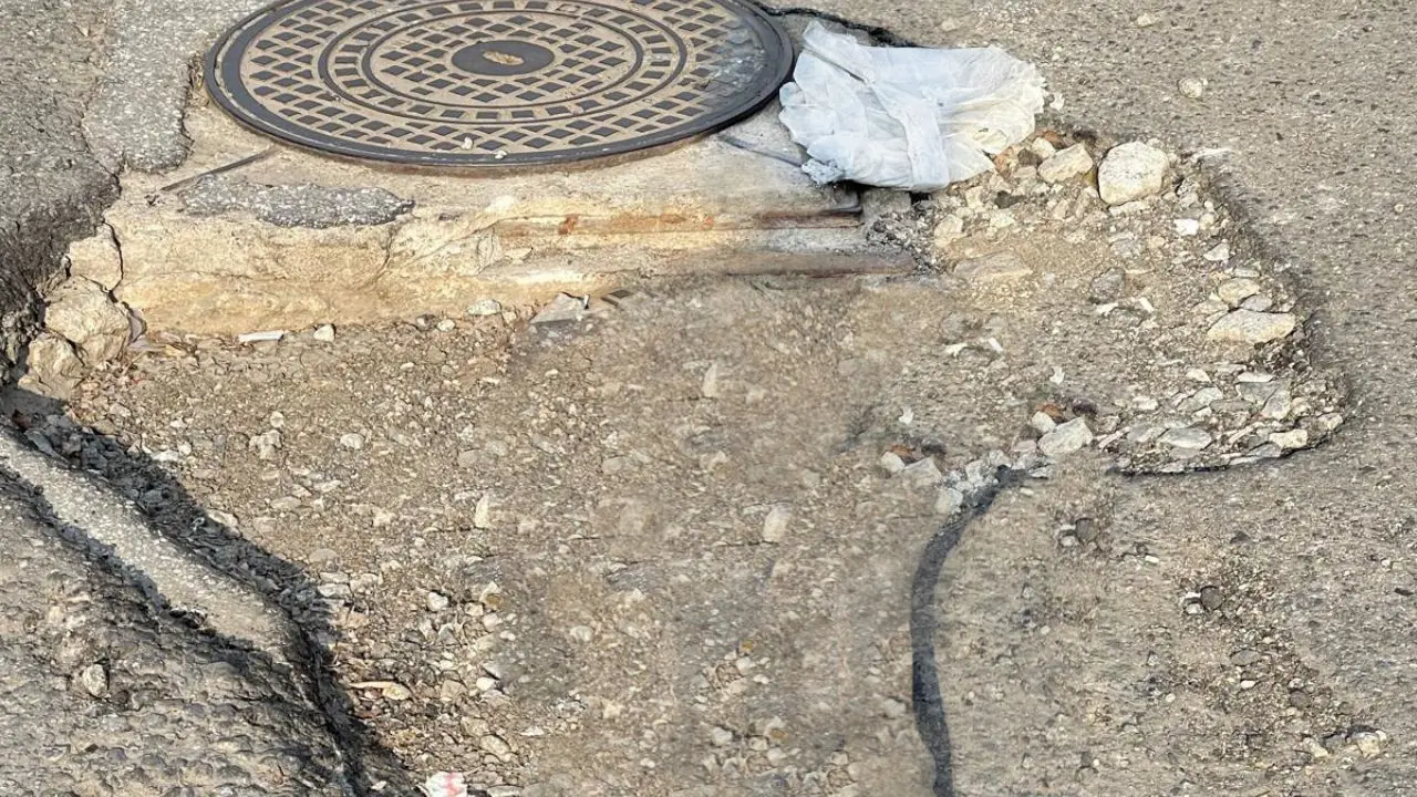 Vibo Marina, una maxi buca davanti all'ufficio postale mette a rischio l’incolumità dei pedoni e la circolazione di bici, moto e auto