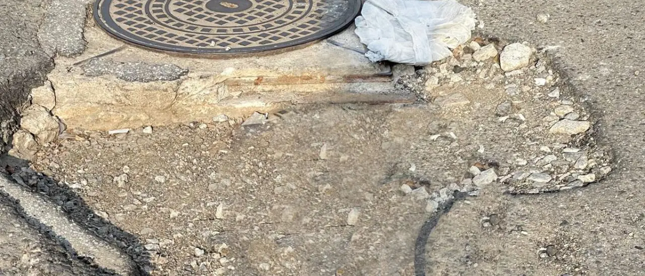 Vibo Marina, una maxi buca davanti all'ufficio postale mette a rischio l’incolumità dei pedoni e la circolazione di bici, moto e auto