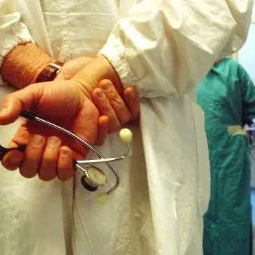 Si rompe un macchinario mentre operano un’anziana di Serra: la denuncia della figlia