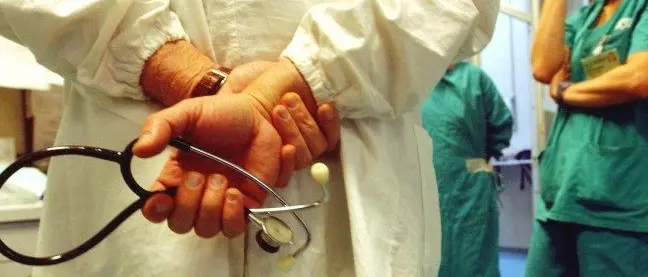 Si rompe un macchinario mentre operano un’anziana di Serra: la denuncia della figlia