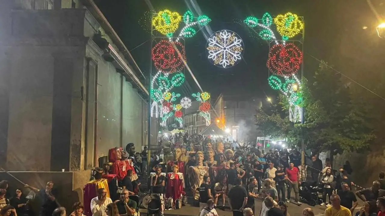 A Maierato la \"Sfilata dei Giganti\", 40 coppie provenienti da tutta la Calabria per un evento unico nel suo genere
