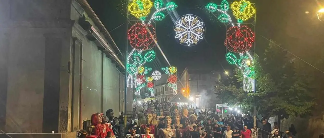 A Maierato la \"Sfilata dei Giganti\", 40 coppie provenienti da tutta la Calabria per un evento unico nel suo genere