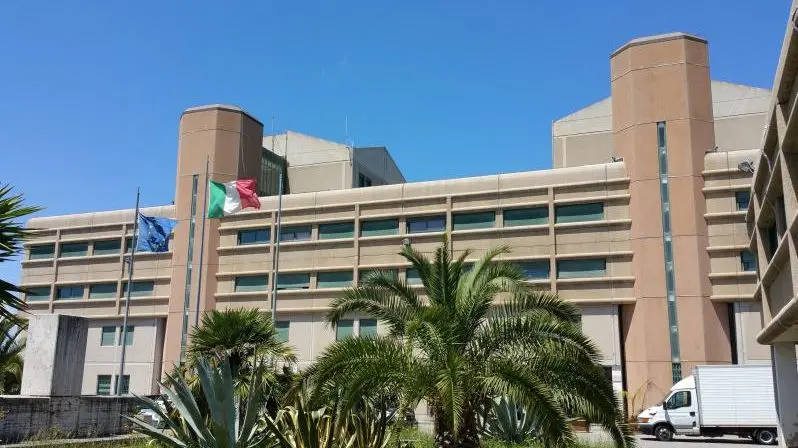 Carcere di Vibo, detenuto aggredisce due agenti. La denuncia: «Manca personale»