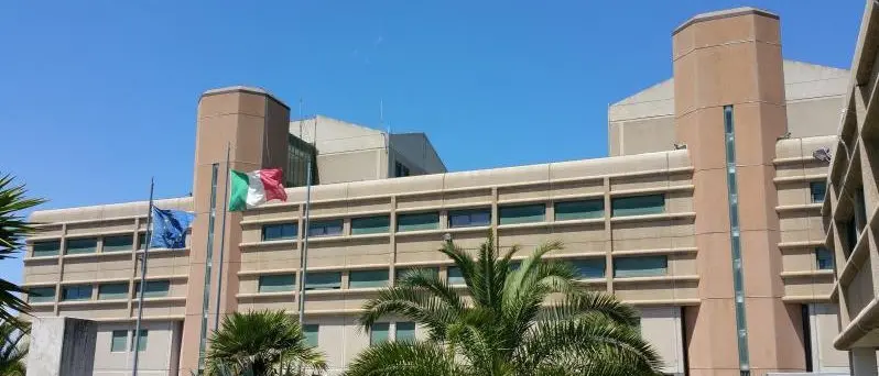 Carcere di Vibo, detenuto aggredisce due agenti. La denuncia: «Manca personale»