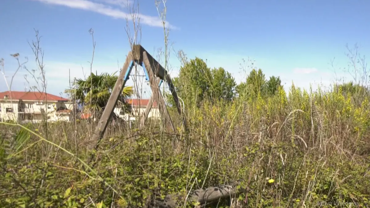 Viale Accademie, quel parco per i bambini dove crescono solo spine - Foto/Video
