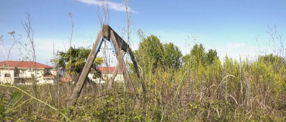 Viale Accademie, quel parco per i bambini dove crescono solo spine - Foto/Video