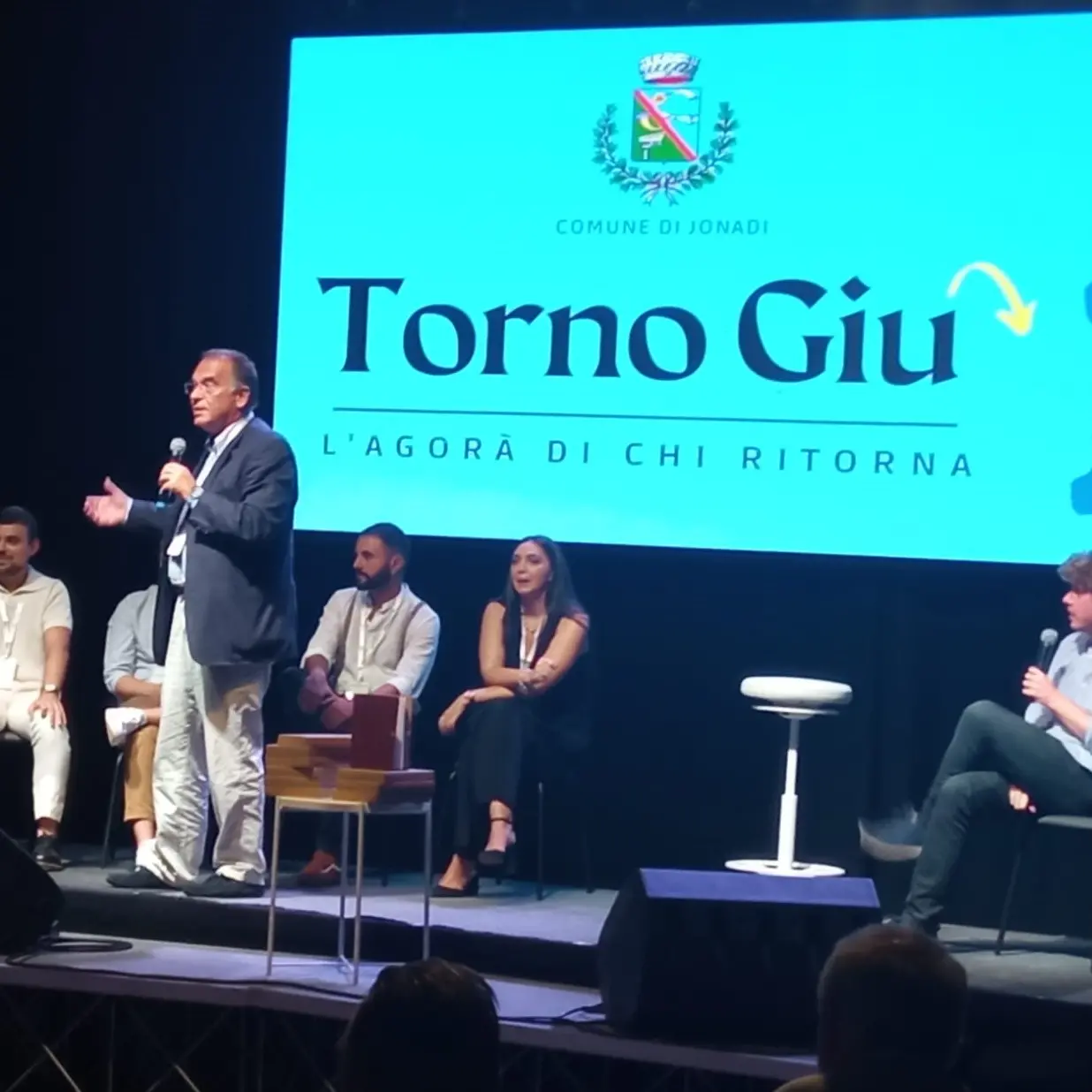 \"Torno Giù-L’agorà di chi ritorna\", a Jonadi il dibattito sul tema dello spopolamento del Sud. Cecchi Paone: «Esperimento straordinario» - Video
