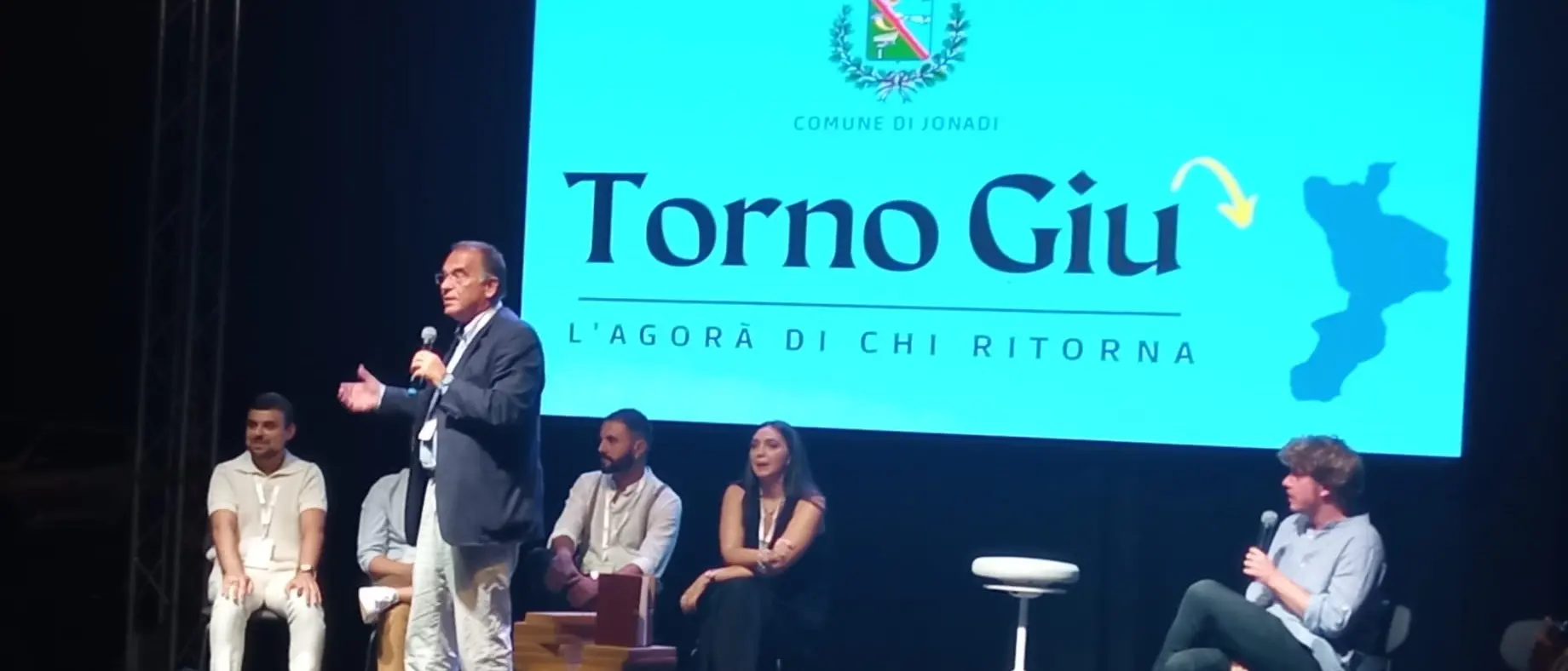 \"Torno Giù-L’agorà di chi ritorna\", a Jonadi il dibattito sul tema dello spopolamento del Sud. Cecchi Paone: «Esperimento straordinario» - Video