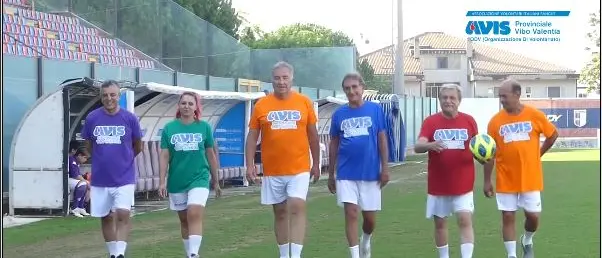 Allo stadio Razza di Vibo una partita di beneficenza organizzata dall'Avis con in campo sindaci e amministratori - Video