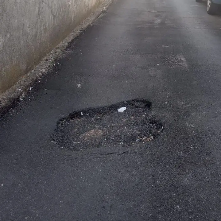 Buche e perdite d'acqua dopo i lavori a Sant'Onofrio, gli ex consiglieri delle Tre Spighe: «Interventi fatti male, con la pioggia sarà peggio»