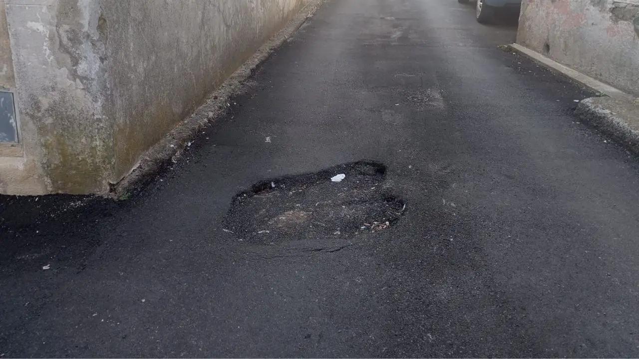 Buche e perdite d'acqua dopo i lavori a Sant'Onofrio, gli ex consiglieri delle Tre Spighe: «Interventi fatti male, con la pioggia sarà peggio»
