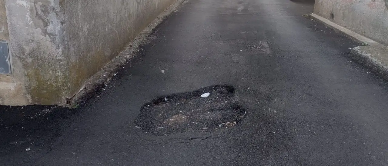 Buche e perdite d'acqua dopo i lavori a Sant'Onofrio, gli ex consiglieri delle Tre Spighe: «Interventi fatti male, con la pioggia sarà peggio»