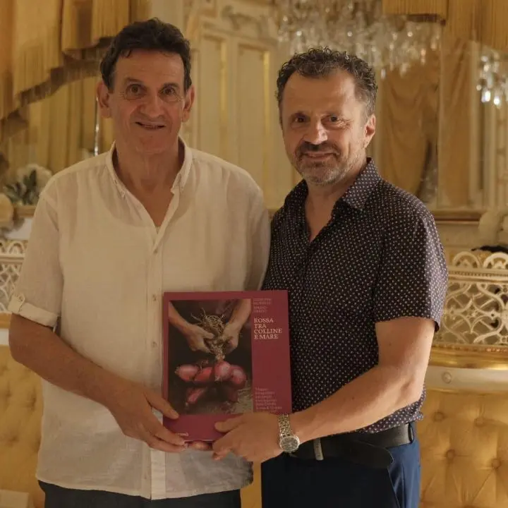 Al Festival della fotografia di Corigliano gli scatti sulla cipolla rossa di Tropea Igp nel libro Rossa tra collina e mare