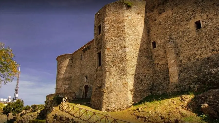 Museo Capialbi di Vibo aperto solo due giorni a settimana, il M5S accusa il governo: «Contratti non rinnovati, così i luoghi della cultura muoiono»\n