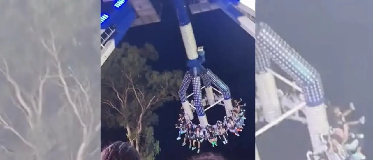 Si stacca un pezzo della giostra mentre decine di ragazzi sono sospesi per aria: terrore a Siderno, il VIDEO