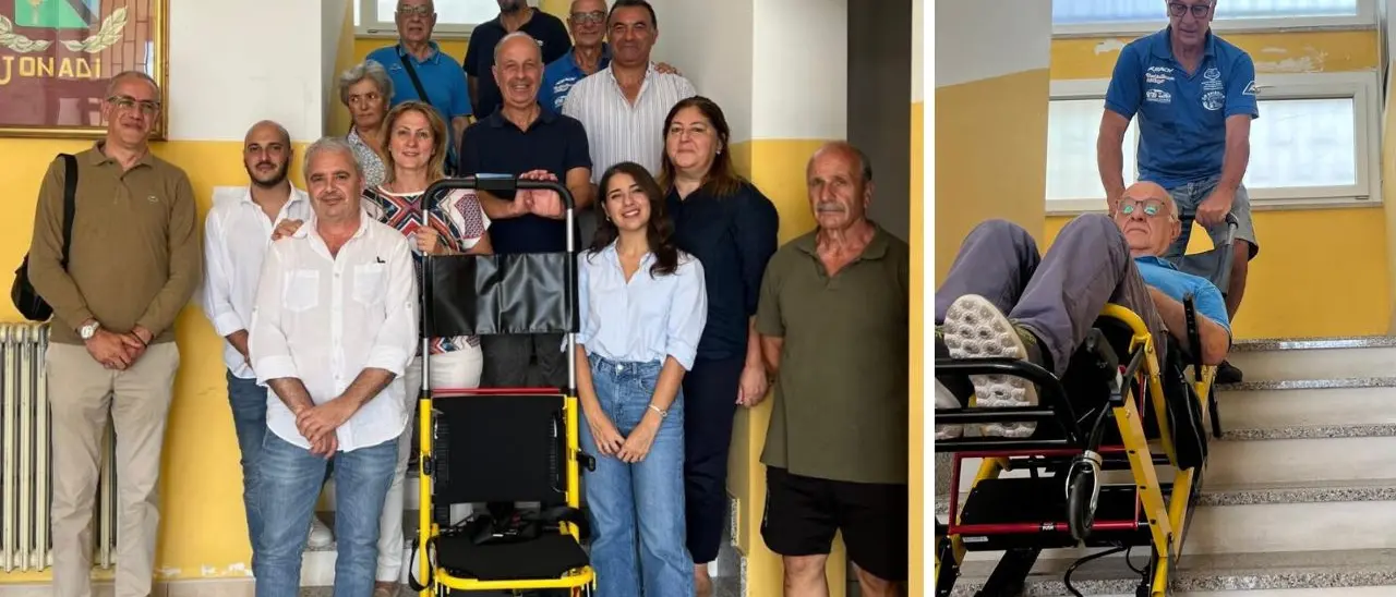 Jonadi, le scale del Municipio non fanno più paura grazie a una sedia speciale per chi ha difficoltà motorie