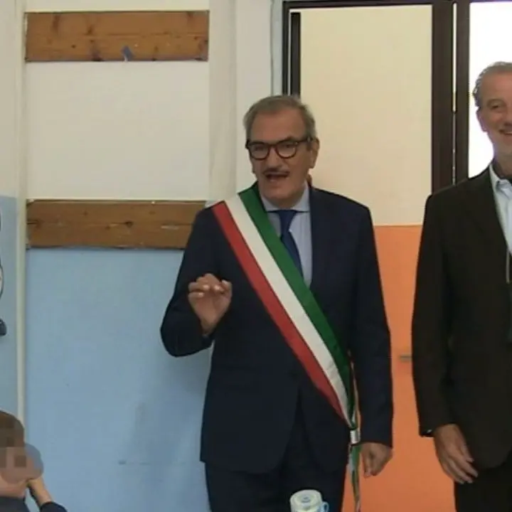 «Chiamatemi nonno sindaco», il primo giorno di scuola di Enzo Romeo tra alunni e studenti di Vibo - VIDEO