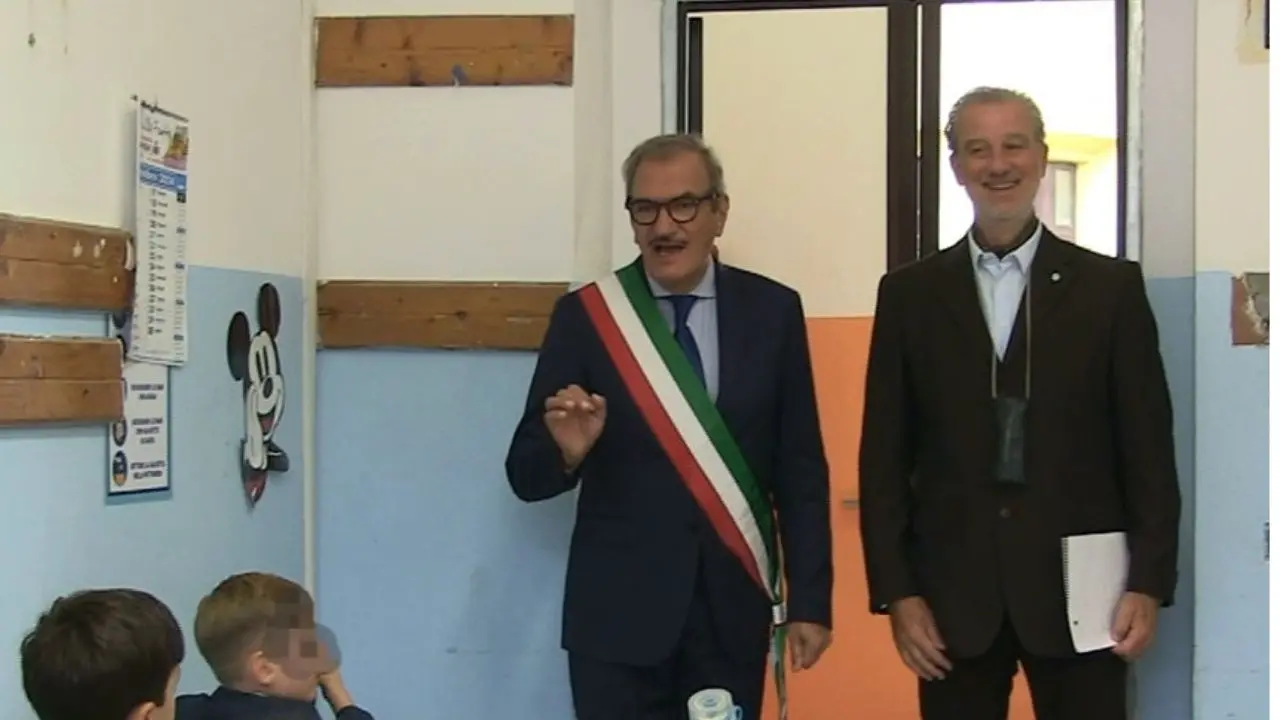 «Chiamatemi nonno sindaco», il primo giorno di scuola di Enzo Romeo tra alunni e studenti di Vibo - VIDEO