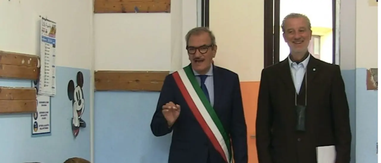 «Chiamatemi nonno sindaco», il primo giorno di scuola di Enzo Romeo tra alunni e studenti di Vibo - VIDEO