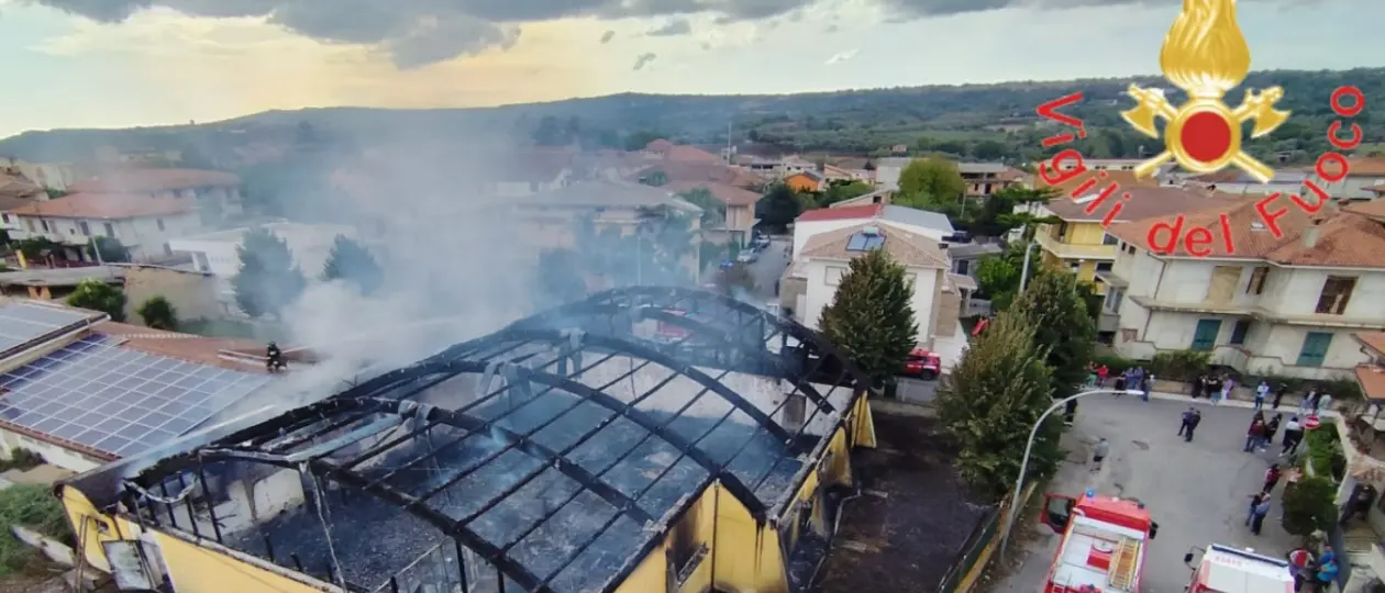 Francica, un vasto incendio distrugge la palestra comunale da cui erano state ricavate due aule scolastiche -Video