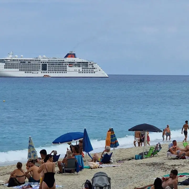 Tropea accoglie la lussuosa nave da crociera Ms Europa 2: un evento raro per la cittadina costiera - Video