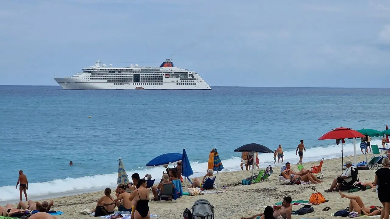 Tropea accoglie la lussuosa nave da crociera Ms Europa 2: un evento raro per la cittadina costiera - Video