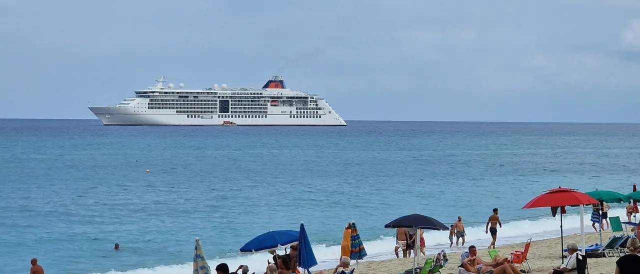 Tropea accoglie la lussuosa nave da crociera Ms Europa 2: un evento raro per la cittadina costiera - Video