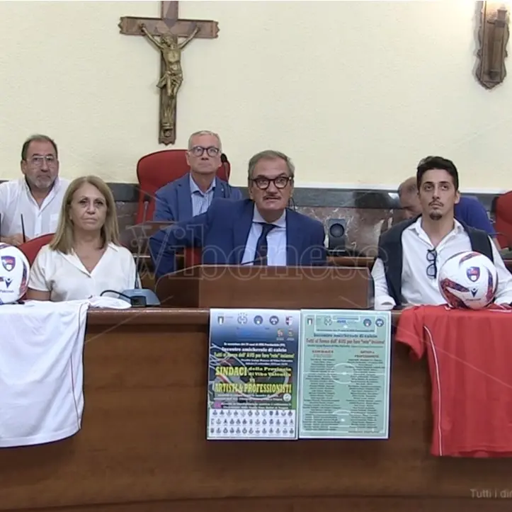 Vibo, presentata in Comune la “partita del cuore” che vedrà sfidarsi sindaci e artisti per i 30 anni dell'Avis provinciale - Video