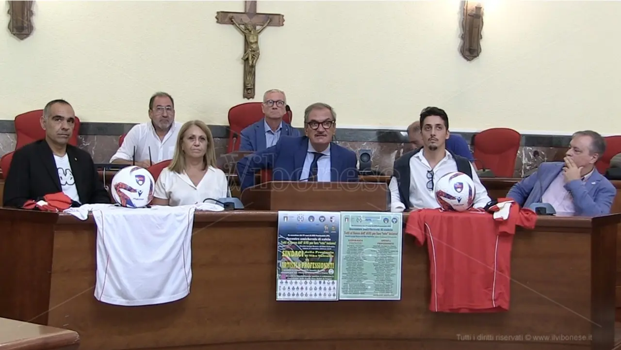 Vibo, presentata in Comune la “partita del cuore” che vedrà sfidarsi sindaci e artisti per i 30 anni dell'Avis provinciale - Video