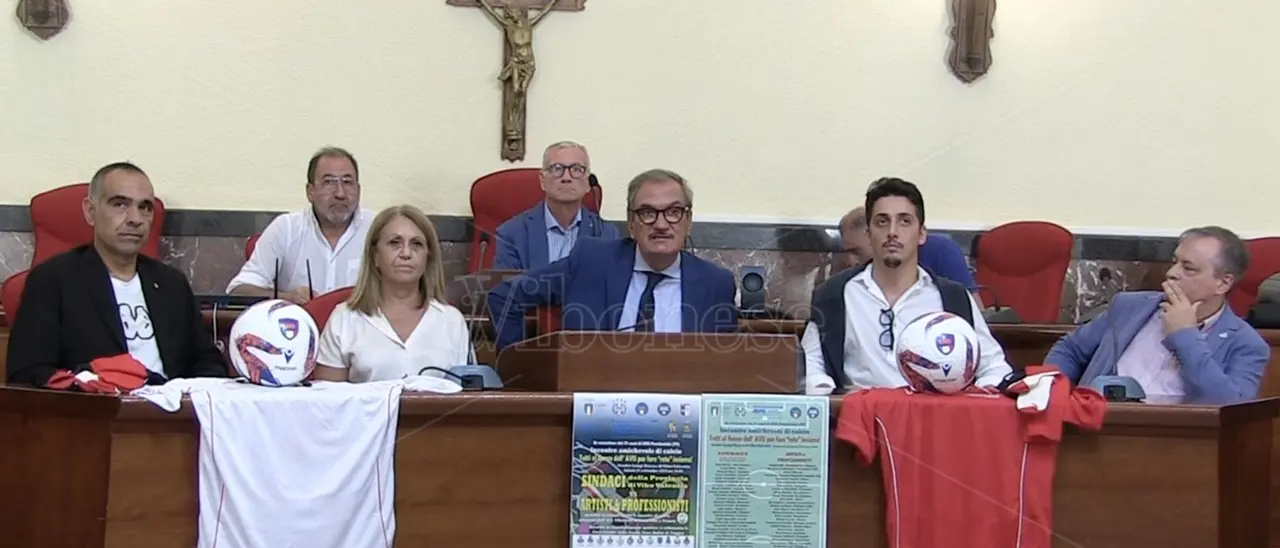 Vibo, presentata in Comune la “partita del cuore” che vedrà sfidarsi sindaci e artisti per i 30 anni dell'Avis provinciale - Video