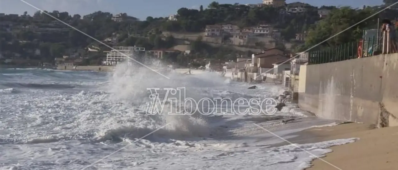 Il mare in burrasca si mangia Ricadi: entra nelle case e sgretola il litorale. I residenti presentano una petizione e diffidano il sindaco - VIDEO
