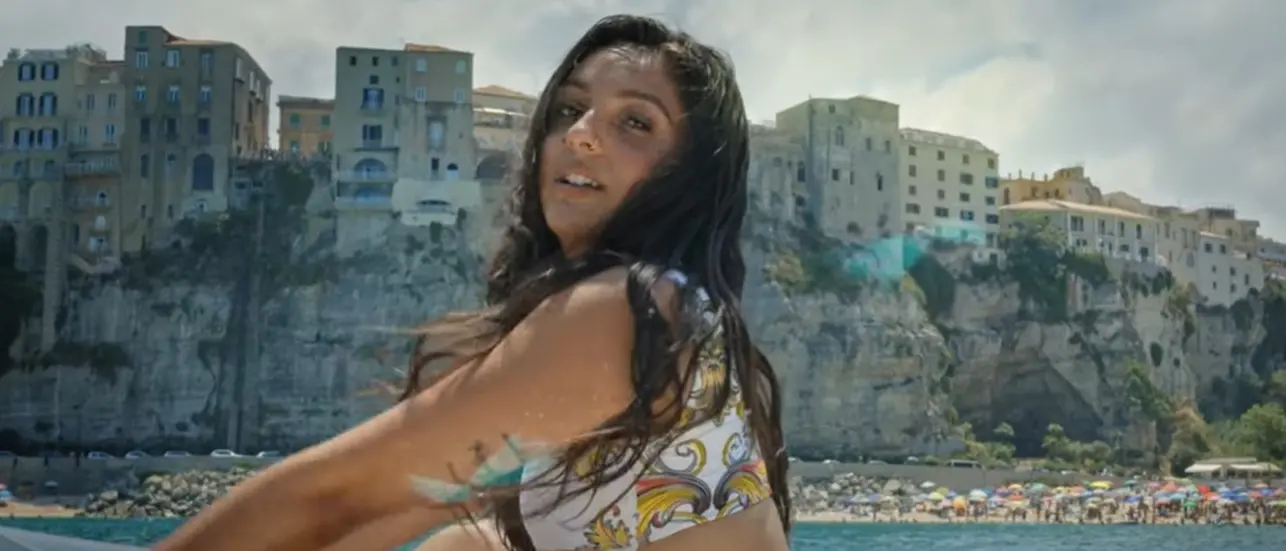 Ritorno alle radici per Farfalla, cantautrice americana con origini vibonesi: il suo nuovo videoclip girato a Tropea