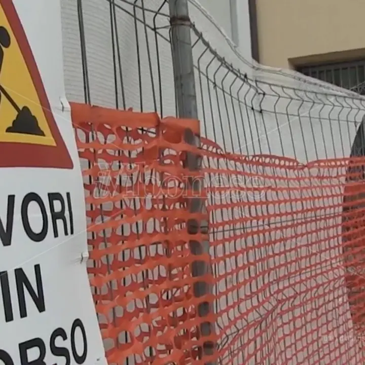 Vibo, primo giorno di scuola tra cantieri e aule allestite anche nei corridoi: disagi e tanti istituti costretti ad arrangiarsi