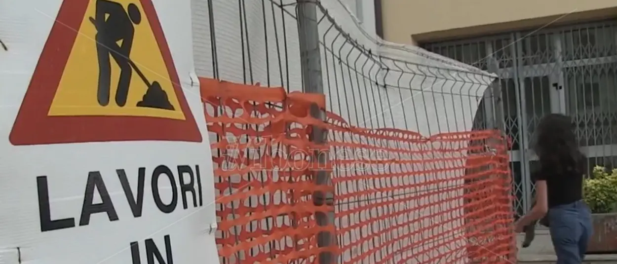 Vibo, primo giorno di scuola tra cantieri e aule allestite anche nei corridoi: disagi e tanti istituti costretti ad arrangiarsi