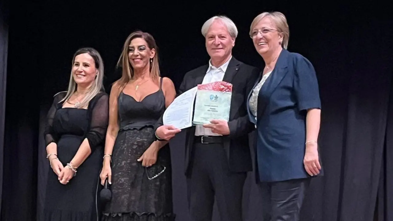 Il vibonese Michele Petullà insignito a Fuscaldo di un prestigioso premio alla carriera