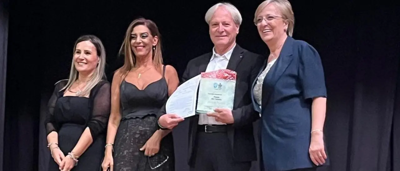 Il vibonese Michele Petullà insignito a Fuscaldo di un prestigioso premio alla carriera