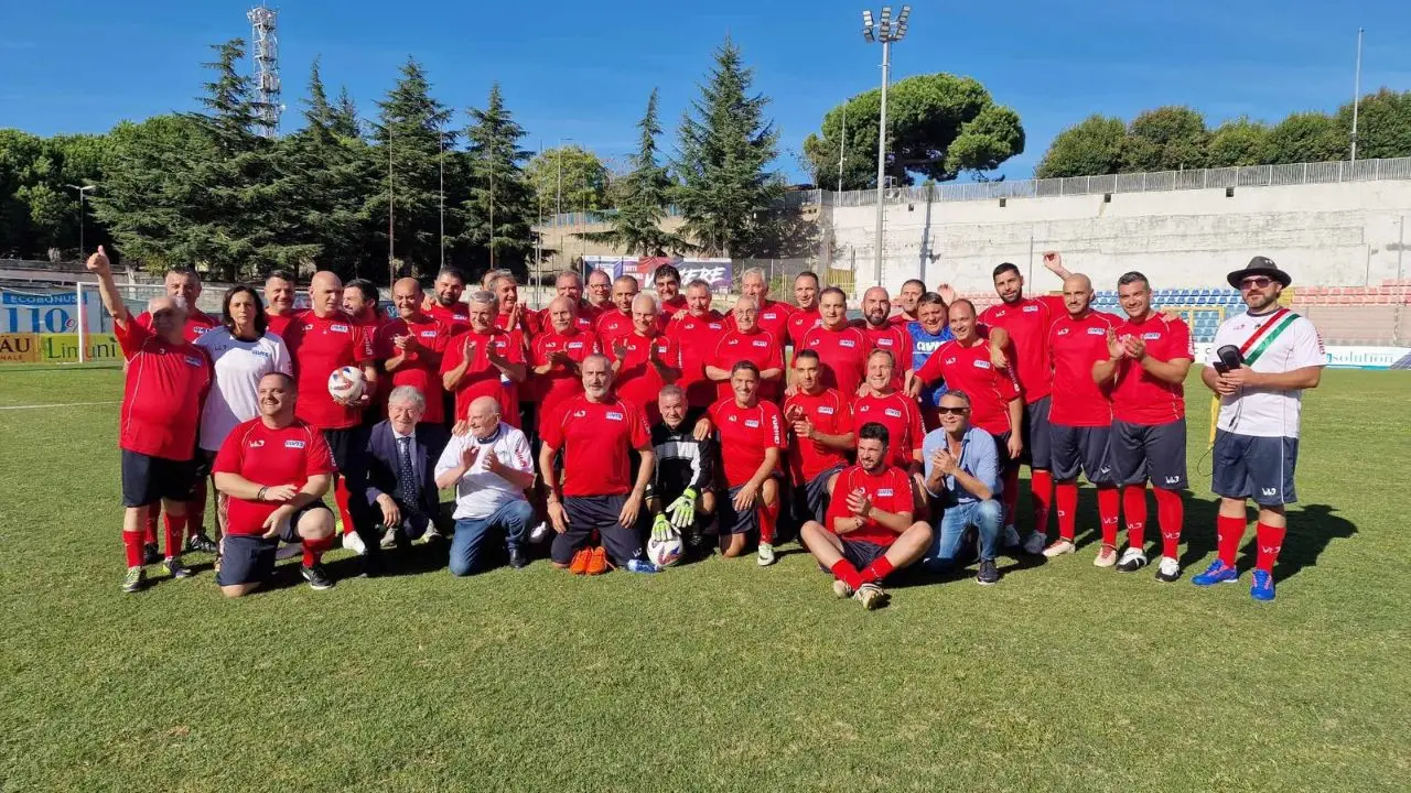 L'Avis compie trent'anni e i sindaci vibonesi fanno (3) gol: al Luigi Razza la partita del cuore contro artisti e professionisti