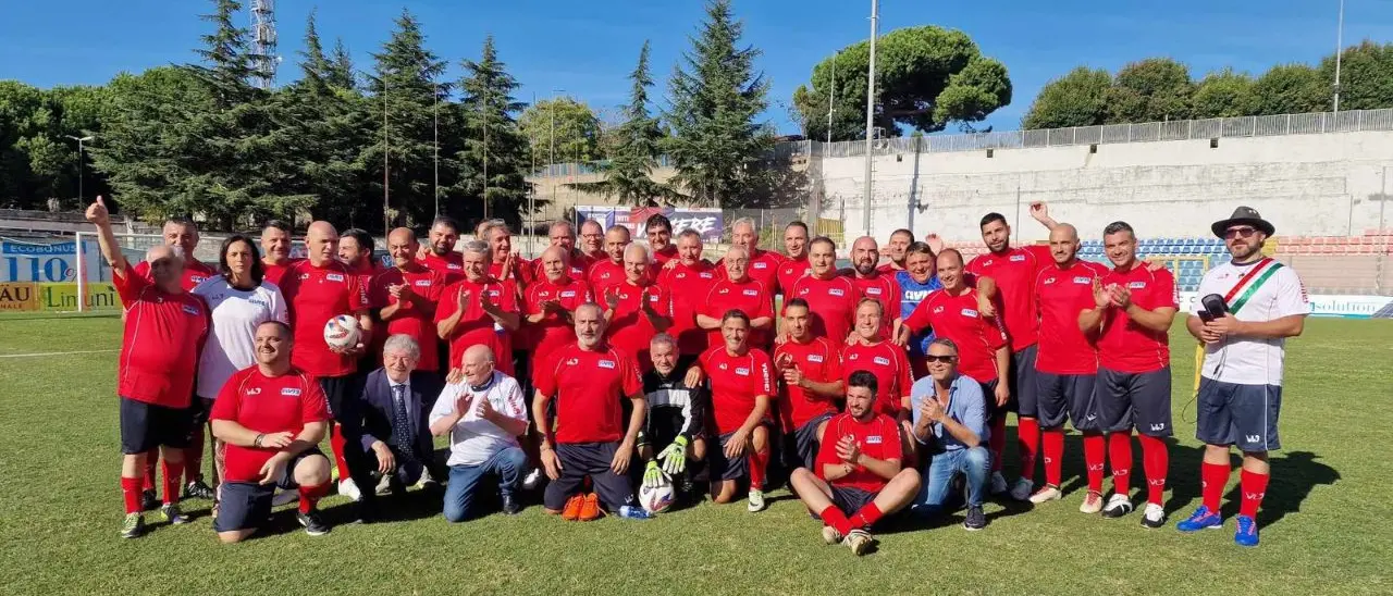 L'Avis compie trent'anni e i sindaci vibonesi fanno (3) gol: al Luigi Razza la partita del cuore contro artisti e professionisti